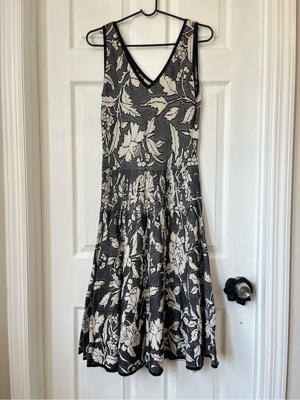 Peruvian Connection Sleeveless Black Cream knitted Floral V-Neck midi Dress S